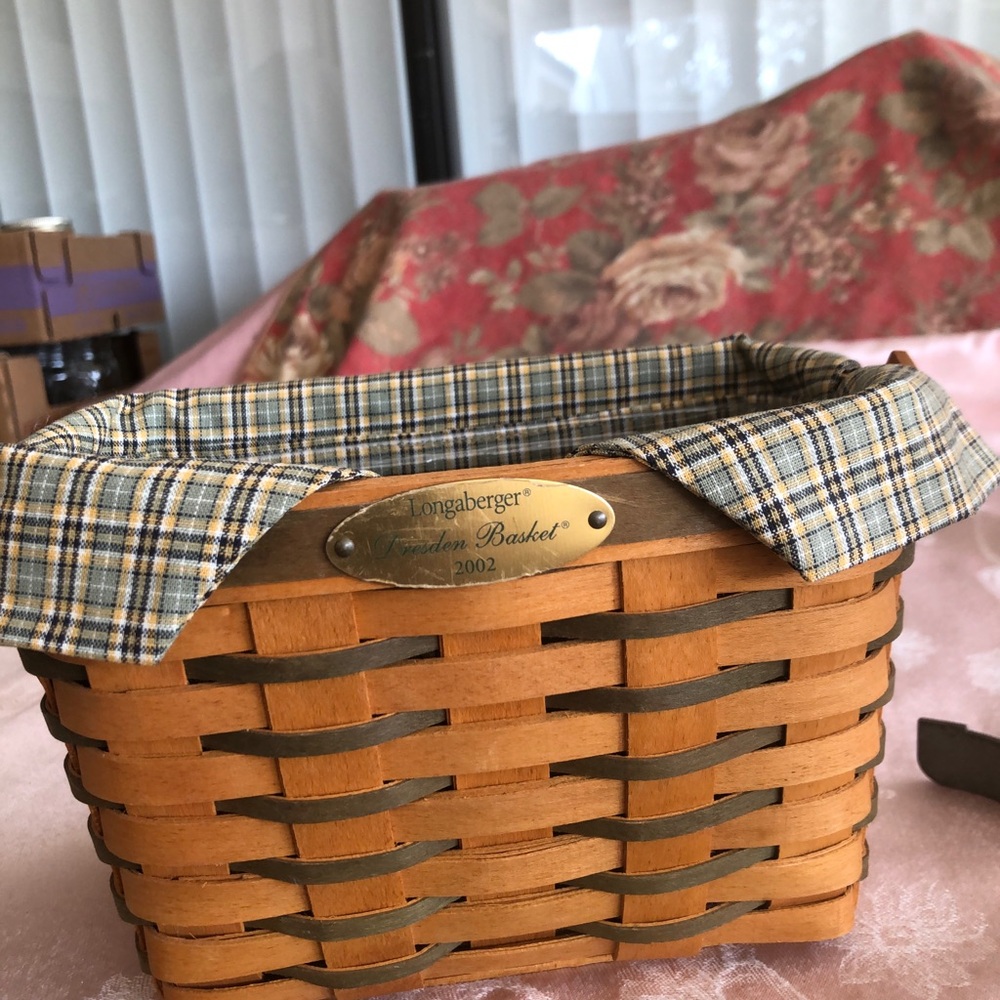 Longaberger Basket with Checkered Liner 2002 Dresden with plastic insert liner - Picture 2 of 4